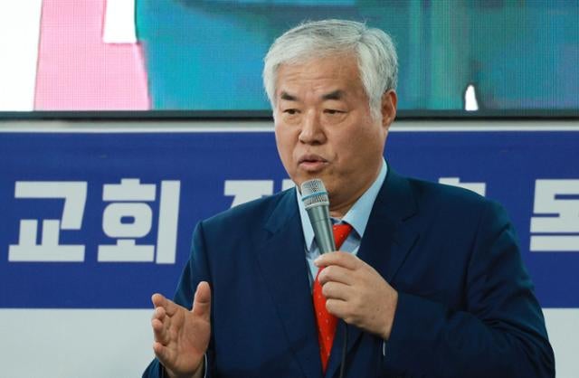 코로나 때 <b>대면예배</b>한 <b>전광훈</b> 목사... <b>벌금</b> 300만원 선고