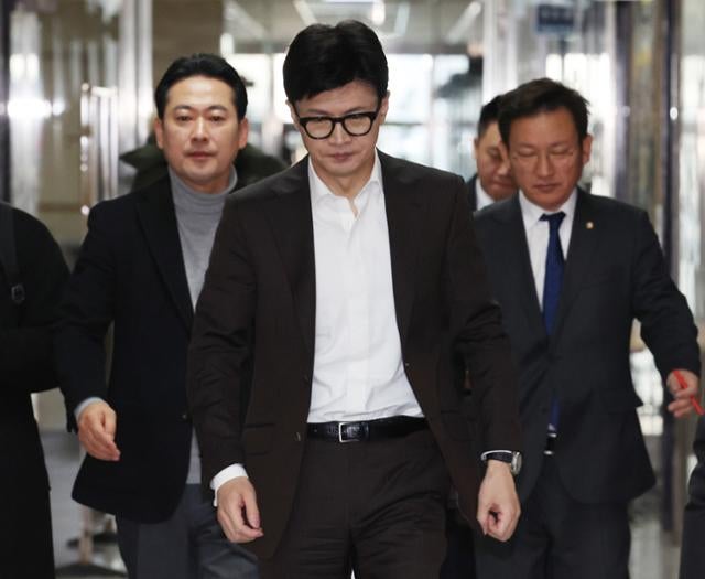 <b>한동훈</b>, <b>김경율 사퇴</b>가 출구 전략? "들은 바 없어"