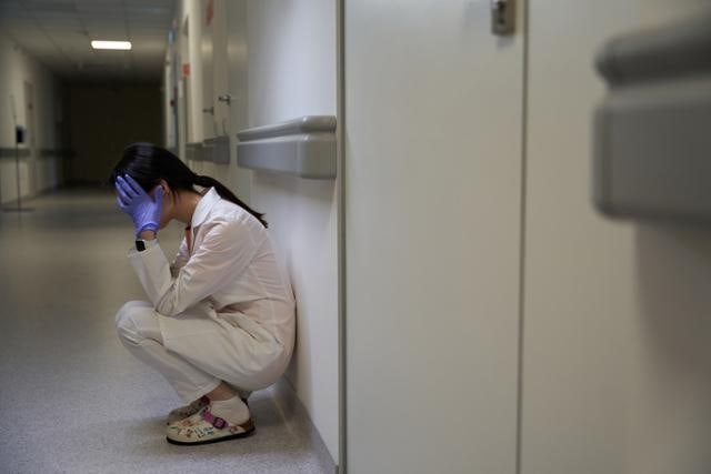 "의사 대신 처방하고 수술보조"… 전공의 이탈에 <b>불법진료</b> 내몰린 <b>간호사</b>들