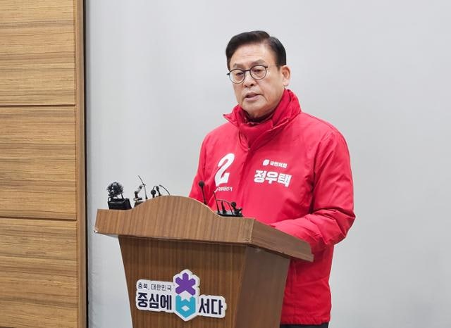 국민의힘, '돈봉투 <b>의혹</b>' <b>정우택 공천</b> 전격 취소
