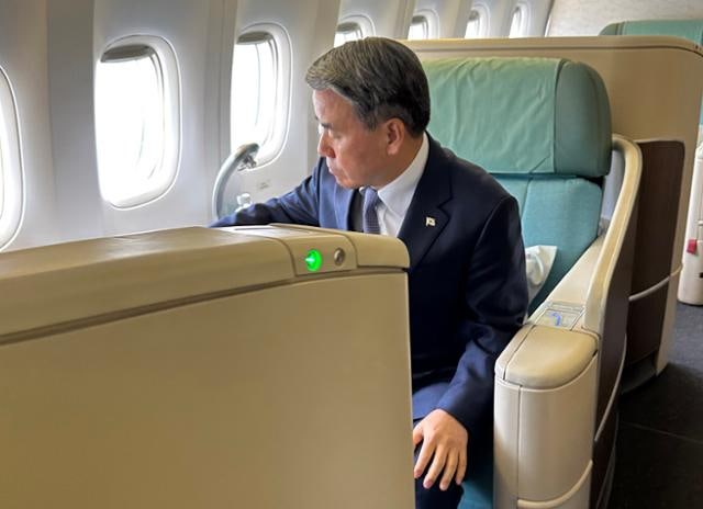 전직 출입국본부장 vs <b>법무부</b>… <b>이종섭</b> 출금 해제 놓고 공방