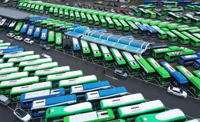 [속보] <b>서울 시내버스</b> 노사, 임금협상 타결… 오후 3시부터 정상 운행