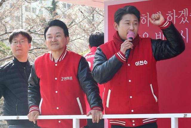 "아버님이 더 시끄러워"…<b>이천수</b>, <b>유세</b> 중 시민과 말다툼