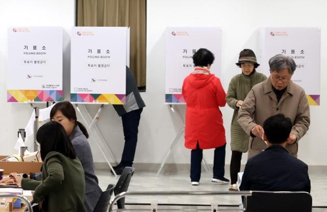 "소중한 한 표"… <b>사전투표</b> 첫날 오전 8시 기준 1.25%