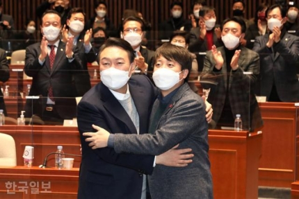 2022년 1월 6일 이준석 국민의힘 대표와 윤석열 대선 후보가 국회에서 열린 의원총회에서 포옹하고 있다. 오대근 기자