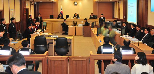 침몰 여객선 선장과 선원들이 2015년 1월 광주고등법원 재판정에 앉아 있다. 이들은 1심 선고 결과가 억울하다며 항소했다. 한국일보 자료사진