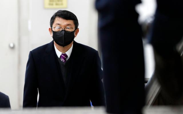 2021년 2월 15일. 검은 마스크를 쓴 김석균이 서울중앙지방법원 재판정에 들어서고 있다. 이현주 기자