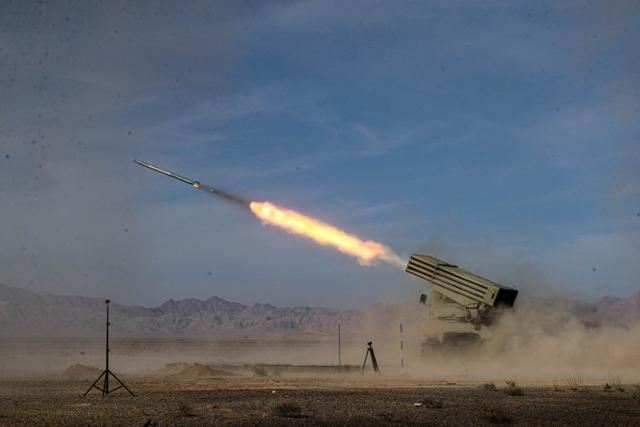 이란군이 지난해 10월 이스파한에서 군사 훈련 중 미사일을 발사하고 있다. 이스파한=로이터 연합뉴스