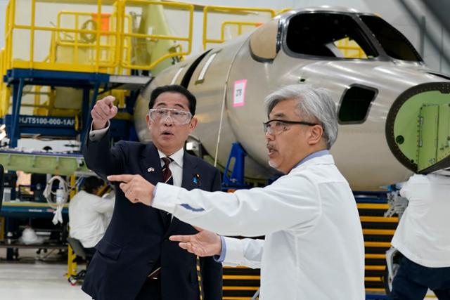 기시다 후미오(사진 왼쪽) 일본 총리가 12일 미국 노스캐롤라이나주(州) 그린즈버러의 혼다 항공기 생산 시설을 방문해 기업 관계자와 대화를 나누고 있다. 그린즈버러=AP 연합뉴스
