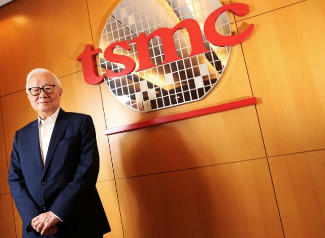 세계 최대 반도체 수탁생산(파운드리) 업체인 대만 TSMC를 세운 모리스 창(93) 설립자는 54세에 회사를 창업한 ‘늦깎이’ 최고경영자(CEO)로 잘 알려져 있다. 로이터 연합뉴스