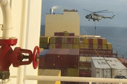 이란 혁명수비대(IRGC) 소속으로 추정되는 헬기가 13일 아랍에미리트(UAE) 푸자이라 북동쪽 호르무즈 해협에서 포르투갈 선적 'MSC 에리즈'로 추정되는 선박을 습격하고 있다. AP통신이 중동 관계자로부터 입수한