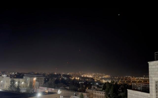 14일 새벽 이스라엘 예루살렘에서 무인기(드론) 타격을 위한 요격 미사일이 하늘로 발사되고 있다. 예루살렘=AP 연합뉴스