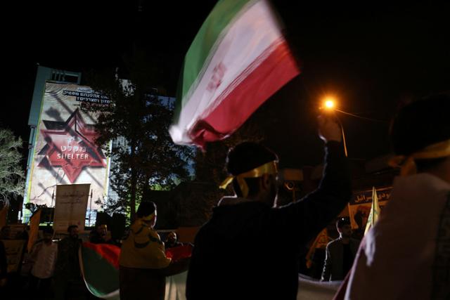 14일 이란 수도 테헤란에서 시민들이 이란혁명수비대(IRGC)의 이스라엘 공격에 환호하는 집회를 하고 있다. 테헤란=로이터 연합뉴스