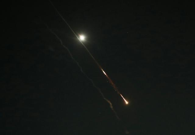 14일 새벽 이란이 이스라엘로 발사한 미사일이 아이언돔 미사일 방어 시스템 요격으로 예루살렘 상공에서 폭발하고 있다. 예루살렘=신화 뉴시스
