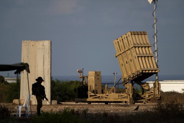 2022년 8월 7일 이스라엘 남부 아슈켈론에 배치된 이스라엘의 아이언돔 미사일 방어 시스템 모습. 이란은 13일 공격용 무인기(드론)와 미사일 300여 기를 이스라엘을 향해 발사했다. 아슈켈론=AP 뉴시스