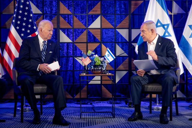 조 바이든(왼쪽) 미국 대통령과 베냐민 네타냐후 이스라엘 총리가 지난해 10월 18일 이스라엘 텔아비브에서 만나 가자지구 전쟁과 관련해 논의하고 있다. 이스라엘은 14일 이란의 대규모 공습에 대한 보복 공격 방안을 