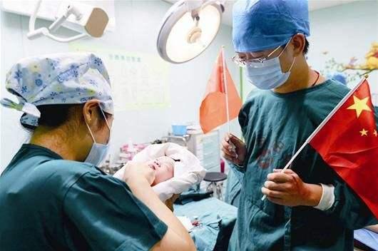 중국의 한 산부인과 분만실에서 아기 아빠가 오성홍기를 들고 아이의 탄생을 축하하고 있다. 중국의 지난해 합계출산율이 세계 최저 수준인 1.0명을 기록했다. 인구를 안정적으로 유지할 수 있는 마지노선으로 여겨지는 2.