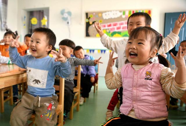 중국의 한 유치원에서 아이들이 선생님을 따라 율동을 하고 있다. 차이나데일리 화면 캡처