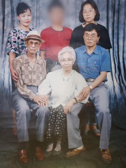 김복연(아랫줄 중간)씨와 전철수(아랫줄 오른쪽)씨 가족사진. 전철수씨 제공