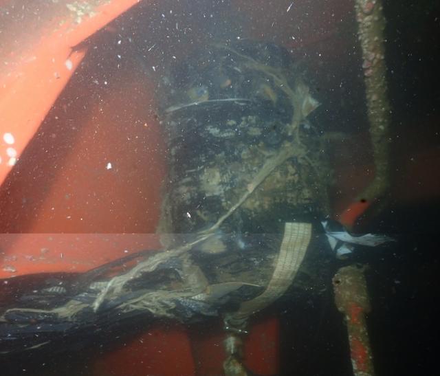 마약이 든 가방이 바닷물에 잠긴 화물선 바닥 부분에 숨겨져 있다. 대구지검 제공