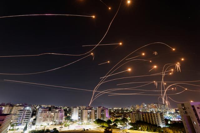 지난해 10월 이스라엘 남부 아슈켈론 상공의 가자지구에서부터 날아온 로켓포가 이스라엘의 대공 방어 시스템인 아이언돔에 의해 요격되고 있다. 아슈켈론=로이터 연합뉴스