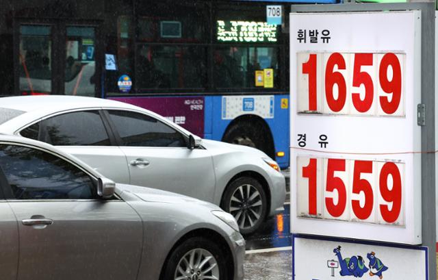 15일 서울 시내 한 주유소에 게시된 휘발유와 경유 가격. 뉴시스