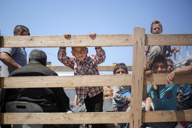 이스라엘·하마스 전쟁이 계속되는 가운데 지난 14일 가자지구 최남단 도시 라파의 한 난민촌에서 어린이들이 모여 있다. 라파=AFP 연합뉴스