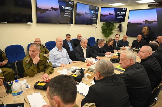 베냐민 네타냐후 이스라엘 총리가 14일 텔아비브 집무실에서 전시 내각 회의를 열고 있다. 텔아비브=AFP 연합뉴스