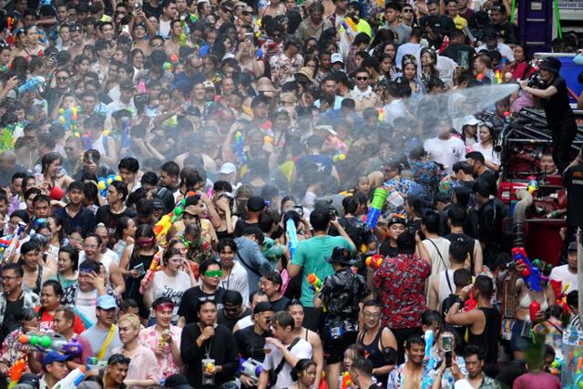 태국 송크란 기간인 지난 13일 방콕에서 관광객들이 물을 뿌리며 축제를 즐기고 있다. 방콕=AP 연합뉴스