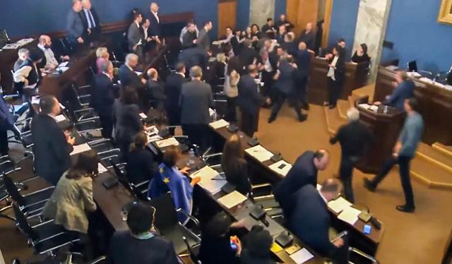 15일 조지아 트빌리시에 있는 의회 본회의장에서 의원들이 난투를 벌이고 있다. 조지아 의회 제공, AFP 연합뉴스