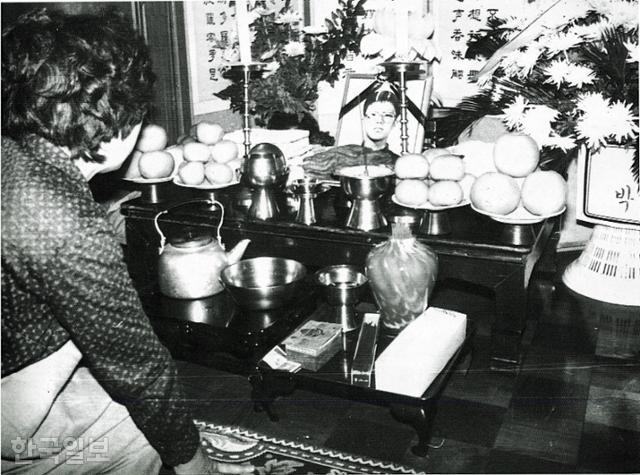 1987년 1월 부산시 사하구 괴정3동 박종철 열사 빈소에서 어머니 정차순씨가 아들의 영전에서 통곡하고 있다. 한국일보 자료사진