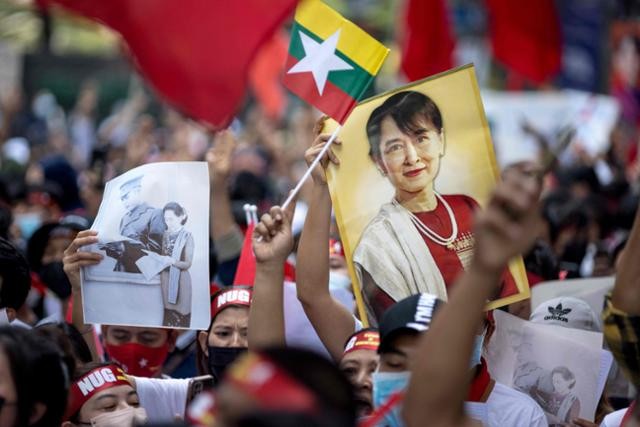 수감 중인 <b>미얀마 수치</b>, 돌연 <b>가택연금</b> 전환… 반군 공세 때문?