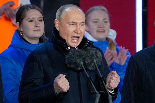 블라디미르 푸틴 러시아 대통령이 지난달 18일 모스크바의 붉은광장에서 열린 대선 승리와 크림반도 합병 10주년 기념 음악회에 참석해 관객들에게 연설하고 있다. 모스크바=AP 뉴시스