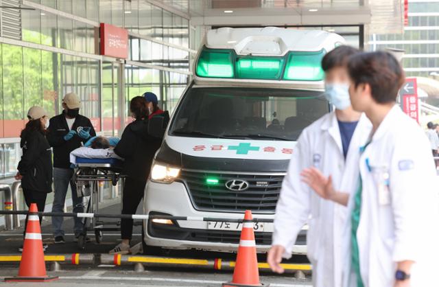 정부의 의대 정원 확대에 반발하는 전공의를 비롯한 의료계의 집단행동이 이어지고 있는 18일 서울의 한 대학병원에서 이송된 환자가 응급실에 입원하기 위해 대기하고 있다. 뉴스1