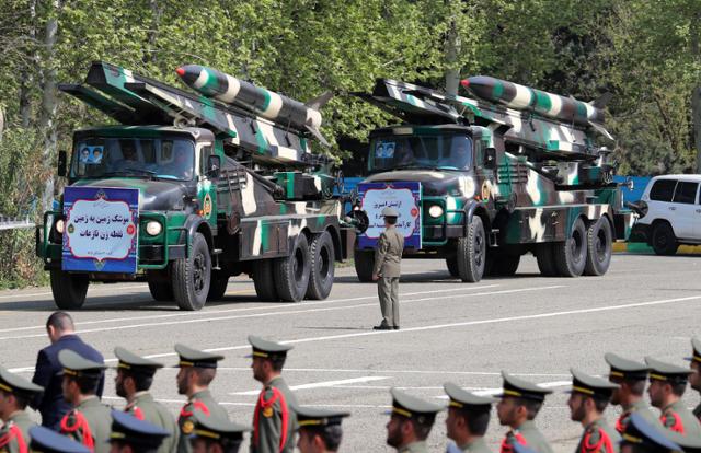 이란 혁명수비대(IRGC)가 17일 육군의 날을 맞아 수도 테헤란에서 열병식을 진행하고 있다. 테헤란=EPA 연합뉴스