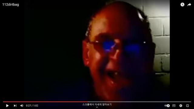 마우라 머레이 실종 8년을 맞은 2012년 2월 9일 유튜브에 오른 동영상의 한 장면. 안경을 쓴 중년 남성이 1분간 기괴한 소리로 웃다가 마지막에 '기념일 축하해'라는 의미의 영문 자막이 나오며 끝난다. 유튜브 캡