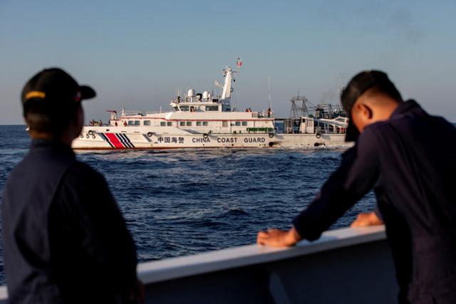 남중국해 스플래틀리 군도 순찰에 나선 필리핀 해양경비대 대원들이 지난달 5일 중국 해경 함정을 발견하고 경계 태세를 갖추고 있다. 로이터 연합뉴스