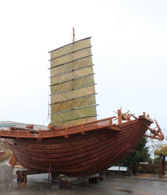 국립해양문화재연구소가 실물 크기로 복원한 고려시대 조운선 마도 1호선. 이 배는 2010년 수중 발굴됐다. 1208년 전남 해안에서 출발해 개경으로 가던 중 충남 태안의 마도 해역에서 침몰했다. 이 배에선 게젓 항아
