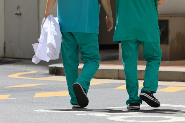 정부의 의대 증원 추진에 반발한 전공의들이 병원을 떠난지 60일째인 18일 서울의 한 대학병원에서 의료진이 이동하고 있다. 연합뉴스