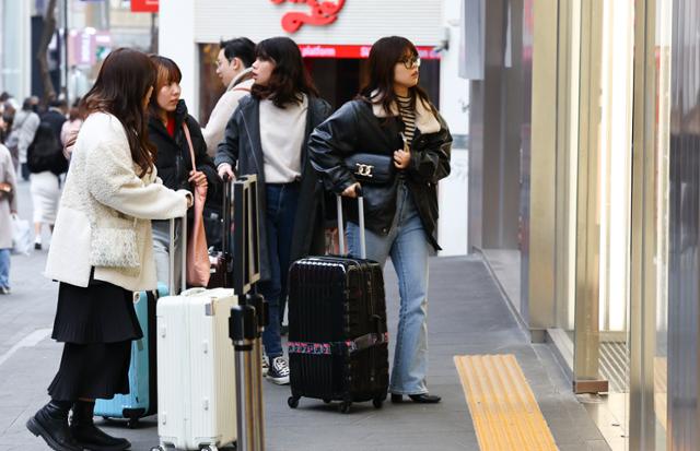 지난달 11일 서울 중구 명동거리에서 외국인 관광객들이 발걸음을 옮기고 있다. 뉴시스