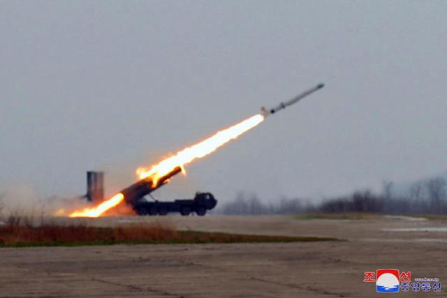 북한 미사일총국은 19일 오후 서해상에서 전략 순항미사일 '화살-1라-3'형 초대형 전투부(탄두) 위력 시험과 신형 반항공(反航空·지대공) 미사일 '별찌-1-2' 시험발사를 진행했다고 20일 조선중앙통신이 보도했다.