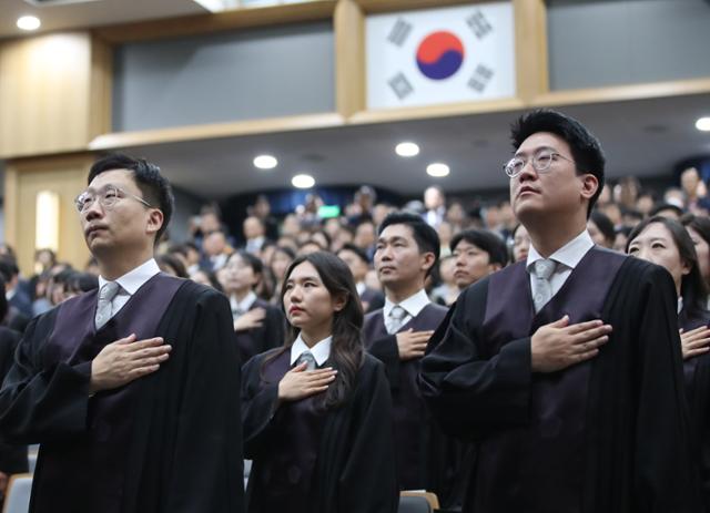 지난해 10월 5일 서울 서초구 대법원에서 열린 신임 법관 임명장 수여식에서 신임 법관들이 국민의례를 하고 있다. 뉴시스