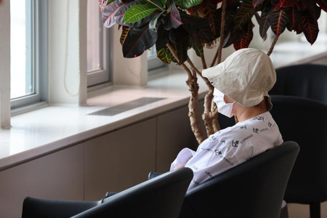 의대 증원을 둘러싼 의정 갈등이 이어지고 있는 21일 서울 한 대형병원에서 한 환자가 창밖을 내다보며 휴식을 취하고 있다. 연합뉴스