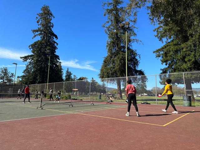 20일 미국 캘리포니아주 새너제이 폴 무어 공원에서 카일리 로페즈양의 가족들이 피클볼을 즐기고 있다. 새너제이시는 원래 2개의 테니스 코트가 있었던 곳에 노란색 선으로 6개의 피클볼 코트를 표시했다. 실리콘밸리=이서
