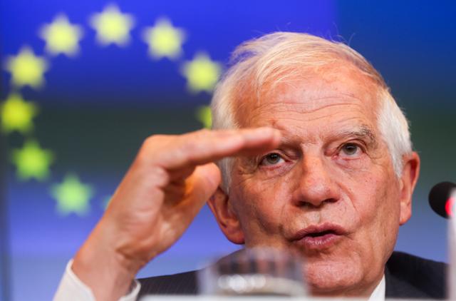 호세프 보렐 유럽연합(EU) 외교안보 고위대표가 22일 룩셈부르크에서 EU 외교이사회 회의를 마치며 기자회견을 하고 있다. 이날 회의 안건은 우크라이나에 대한 군사 지원 방안이었지만 별다른 합의를 이루지 못했다. 룩