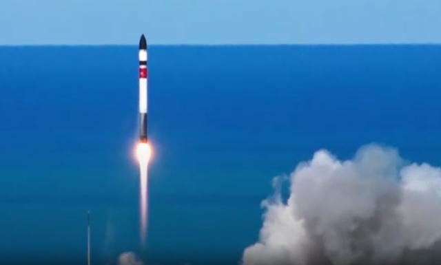 초소형 군집위성 1호기를 탑재한 미국 우주기업 로켓랩의 발사체 '일렉트론'이 한국시간 24일 오전 7시 32분(현지시간 24일 오전 10시 32분) 뉴질랜드 마히아 발사장에서 발사됐다. 로켓랩 유튜브 캡처