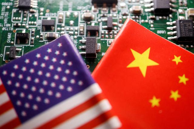 반도체 기판 위에 미국과 중국의 국기가 나란히 놓여 있다. 로이터 연합뉴스