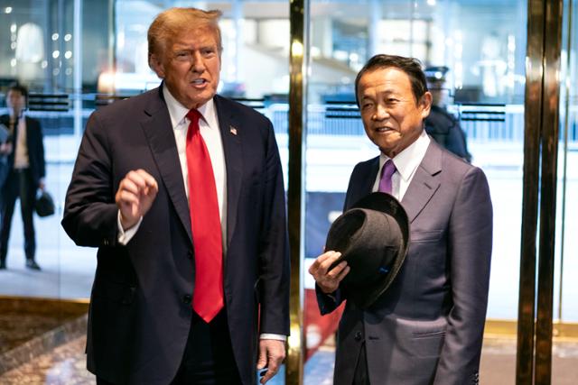 미국 공화당 대선 후보인 도널드 트럼프(왼쪽) 전 대통령이 23일 미 뉴욕 맨해튼 트럼프타워에서 아소 다로 전 일본 총리와 만나고 있다. 뉴욕=AP 연합뉴스