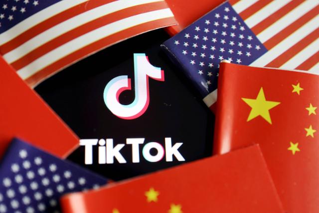 중국 숏폼(짧은 동영상) 플랫폼 '틱톡' 로고가 미국과 중국 국기에 둘러싸여 있다. 로이터 연합뉴스