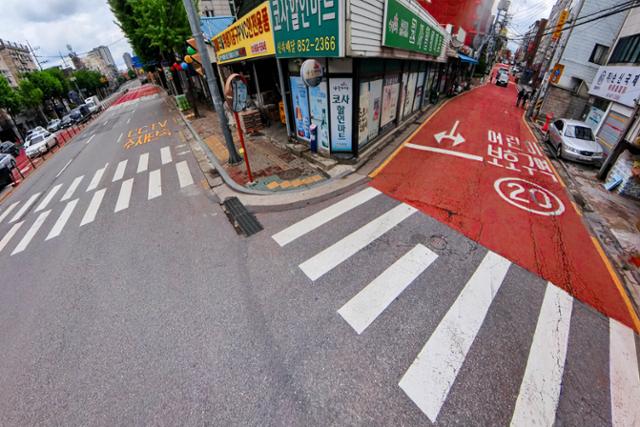 24일 서울 구로구의 한 어린이보호구역으로 지정된 도로와 그렇지 않은 도로가 교차하고 있다. 이 보호구역이 끝나거나 비보호구역과 교차하는 지점, 구역 인근에서는 지난 6년간 5명의 보행 아동들이 경상 이상의 교통사고